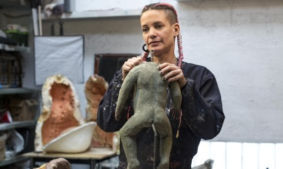 Raquel Pintado, en su taller, trabajando en un bebé de silicona | HUGO FERNÁNDEZ