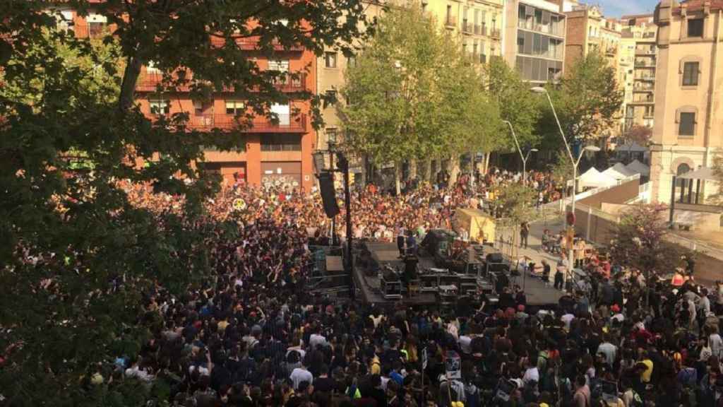 Una macrofiesta reivindicativa en La Modelo y alrededores ha inundado de música, todo el domingo, buena parte de la Esquerrra de l'Eixample /  MA