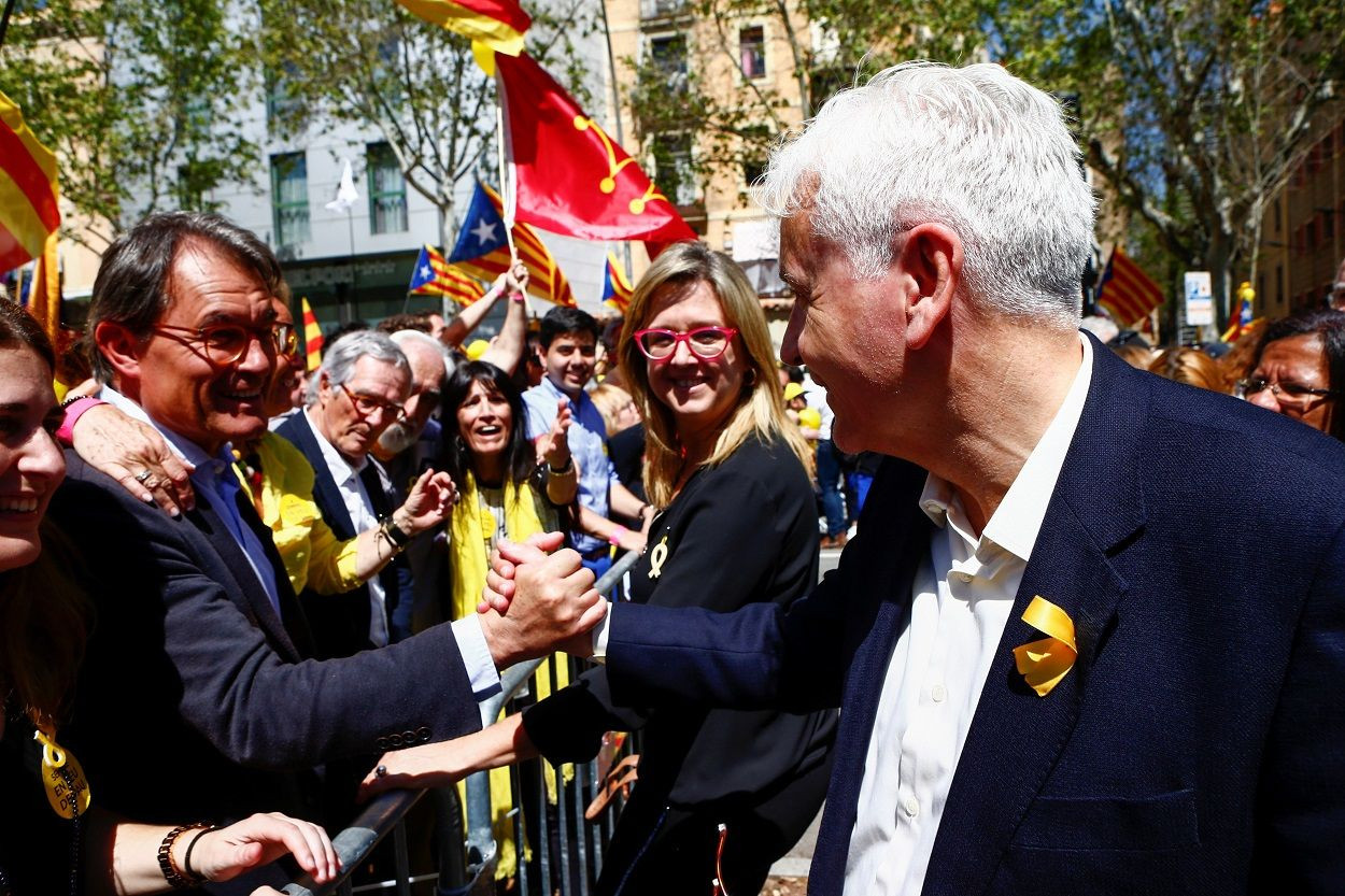 Artur Mas y Ferran Mascarell se han encontrado en la manifestación. Tras ellos, Anna Tarrés  / EFE