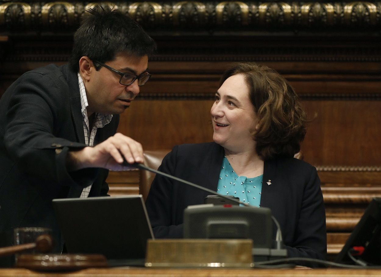 Ada Colau, con Gerardo Pisarello, en un pleno municipal / EFE