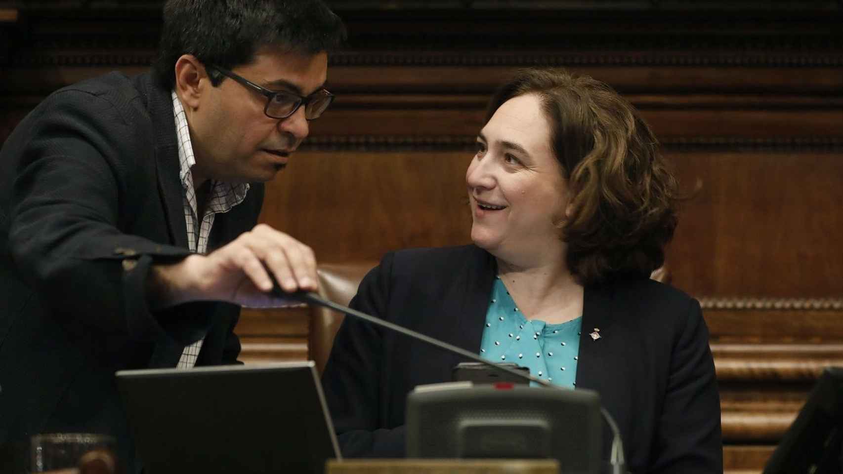 Ada Colau y Gerardo Pisarello, en el pleno de la semana pasado, donde insultó al concejal del PDeCAT  / EFE