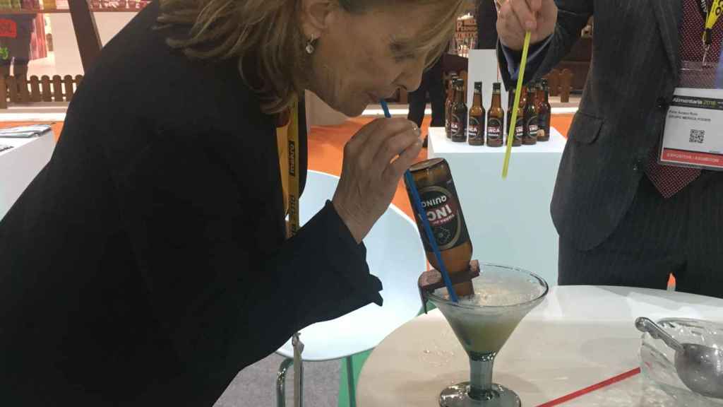 Jhony Guevara inventa un cóctel con cerveza de quinoa y pisco / AROA ORTEGA