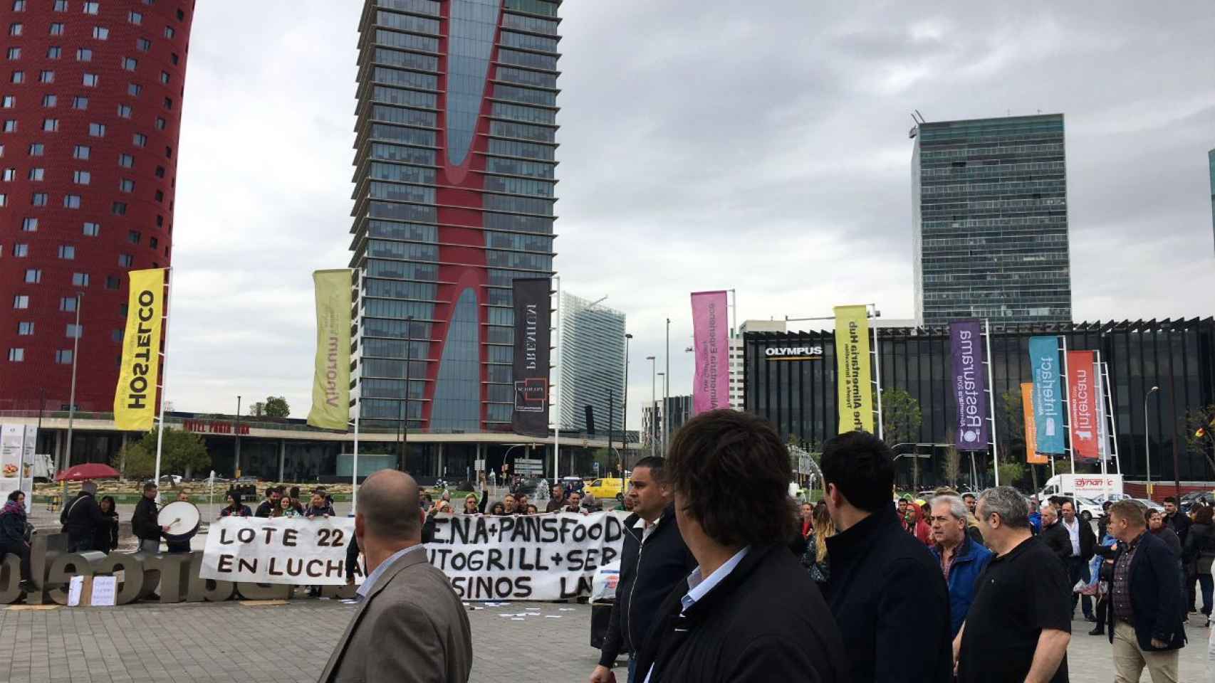 El colectivo de camareros Lote 22 del Aeropuerto de El Prat ha llevado sus reivindicaciones a la feria Alimentaria en Gran Via / MIKI