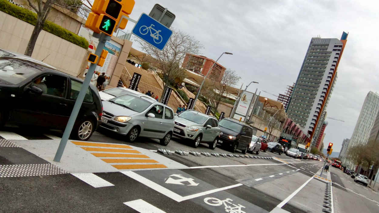 El carril bici provoca grandes colas para entrar al centro comercial Diagonal Mar