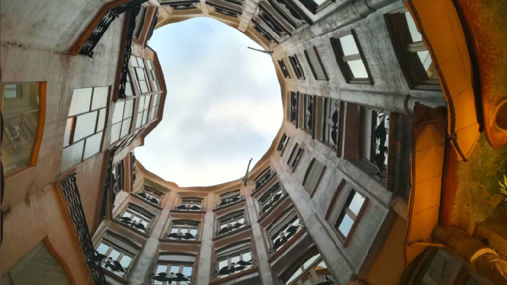 Vistas al cielo dese el interior de La Pedrera / P.B.