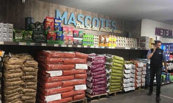 Un espacio en ALDI dedicado a los productos para las mascotas | P.B.