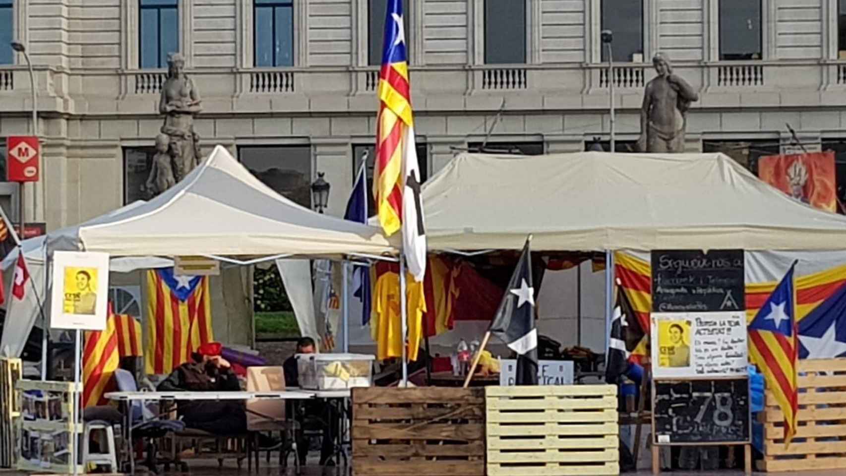 Los sin techo han sido desalojados de la plaza de Catalunya pero los separatistas mantienen sus tenderetes e incluso han montado un tienda / PP