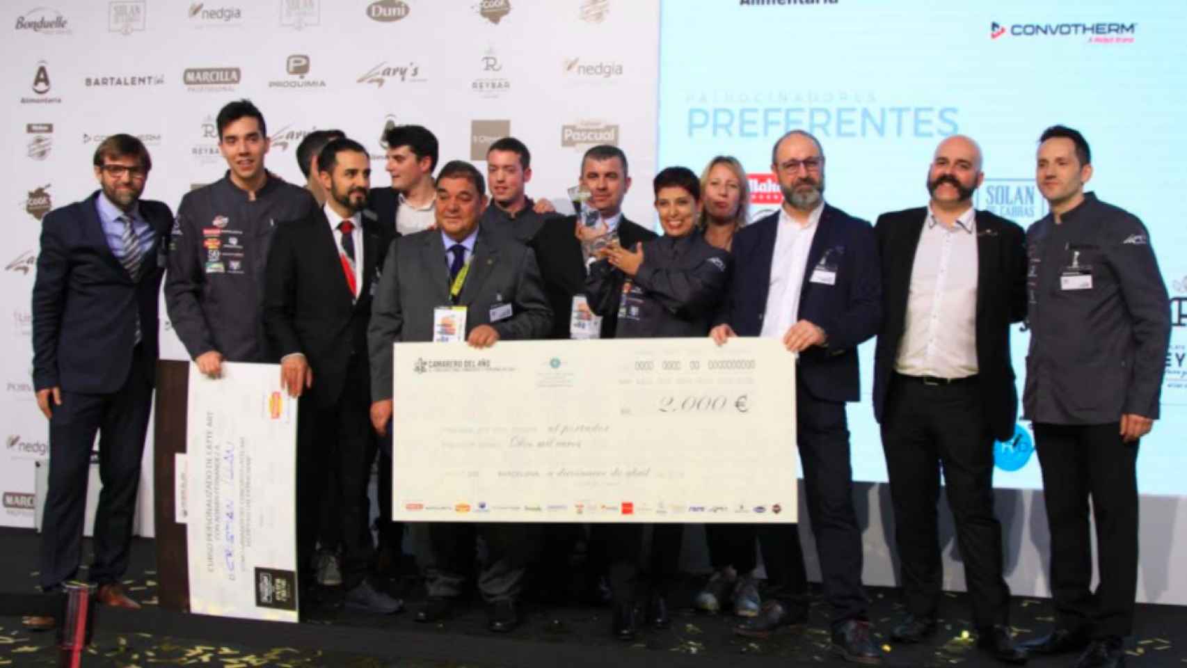 Concursantes y ganadora del premio mejor camarero del año / H.F.