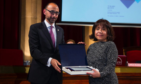 El subdelegado del gobierno, Emilio Ablanedo entrega el premio a Mercedes Electo, dentista / H.F. 