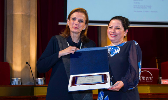 La cónsul del Perú, Franca Daza, entrega el premio a Susan López / H.F.