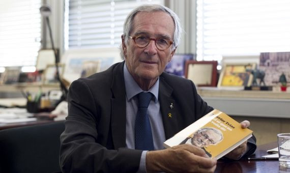 Xavier Trias, con el libro de memorias que acaba de publicar / HUGO FERNÁNDEZ