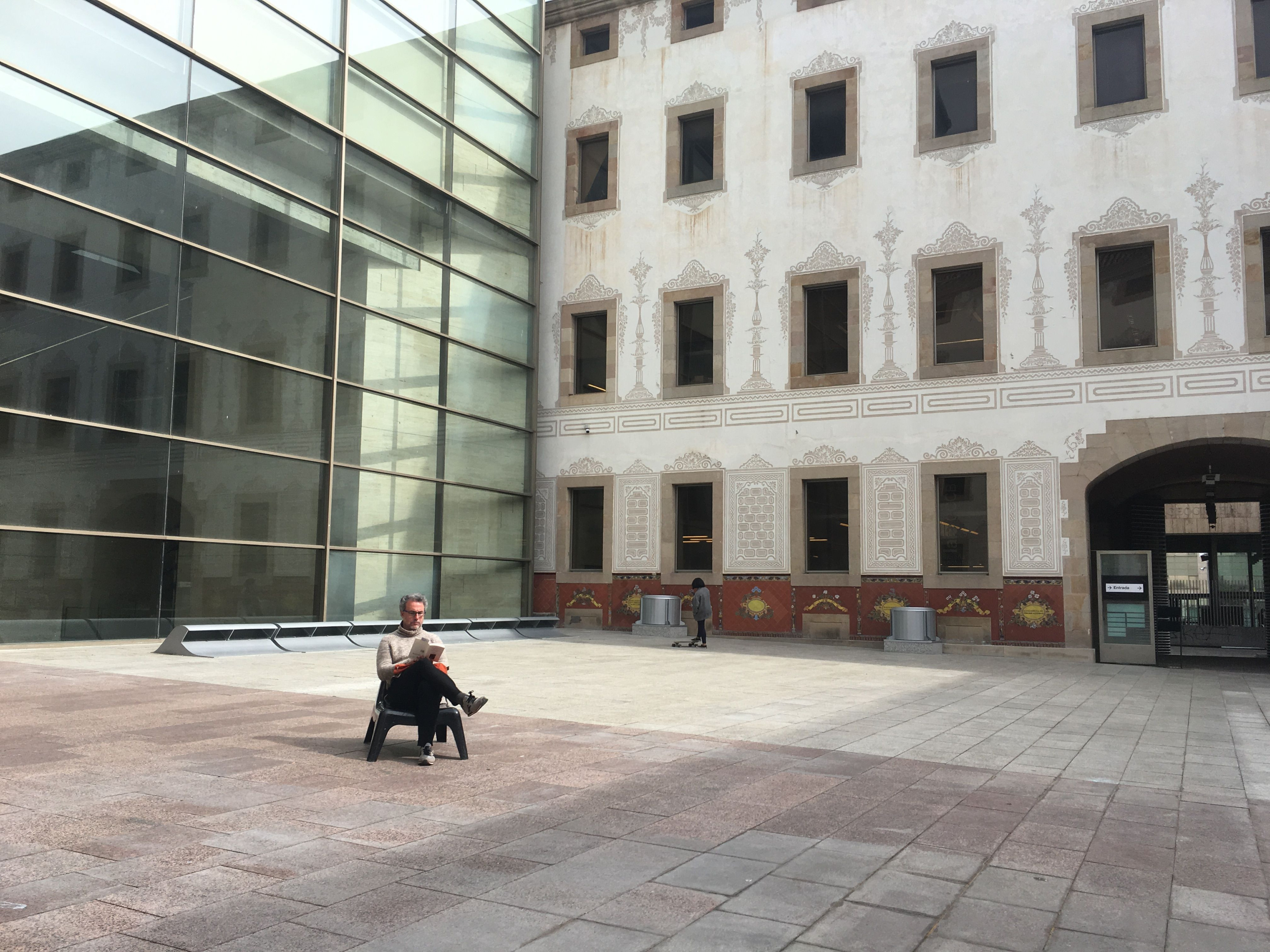 Un hombre leyendo en el CCCB | P.B.