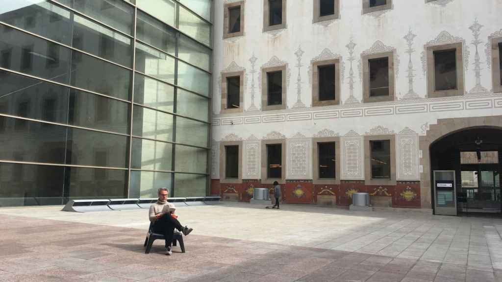 Un hombre leyendo en el CCCB | P.B.