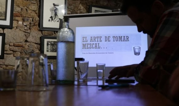 Un momento durante la cata de mezcal | HUGO FERNÁNDEZ