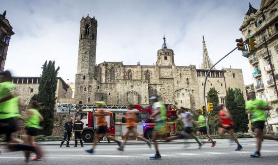 Corredores de la Cursa Bombers, a su paso junto a la Catedral de Barcelona / HUGO FERNÁNDEZ