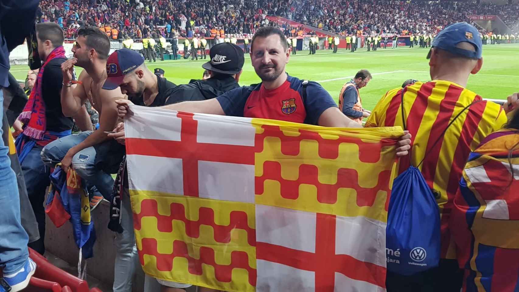 El  presidente de la Plataforma por Tabarnia, Miguel Martínez, muestra una bandera tabarnesa en la grada del Wanda Metropolitano durante la final de la Copa del Rey / M.