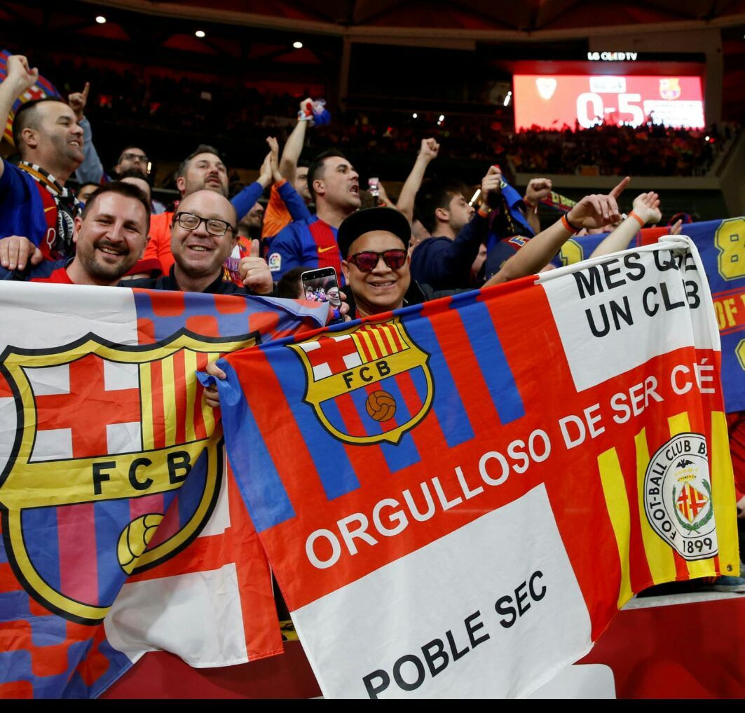 Los tabarneses lucieron durante la final de copas banderas que aunaban el escudo del Barça y la enseña de Tabarnia / PEP PORATA