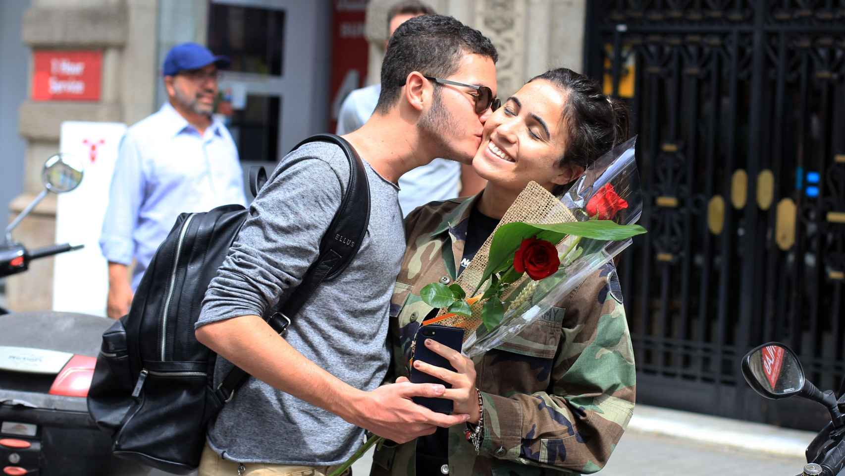 Una pareja disfrutando en Sant Jordi