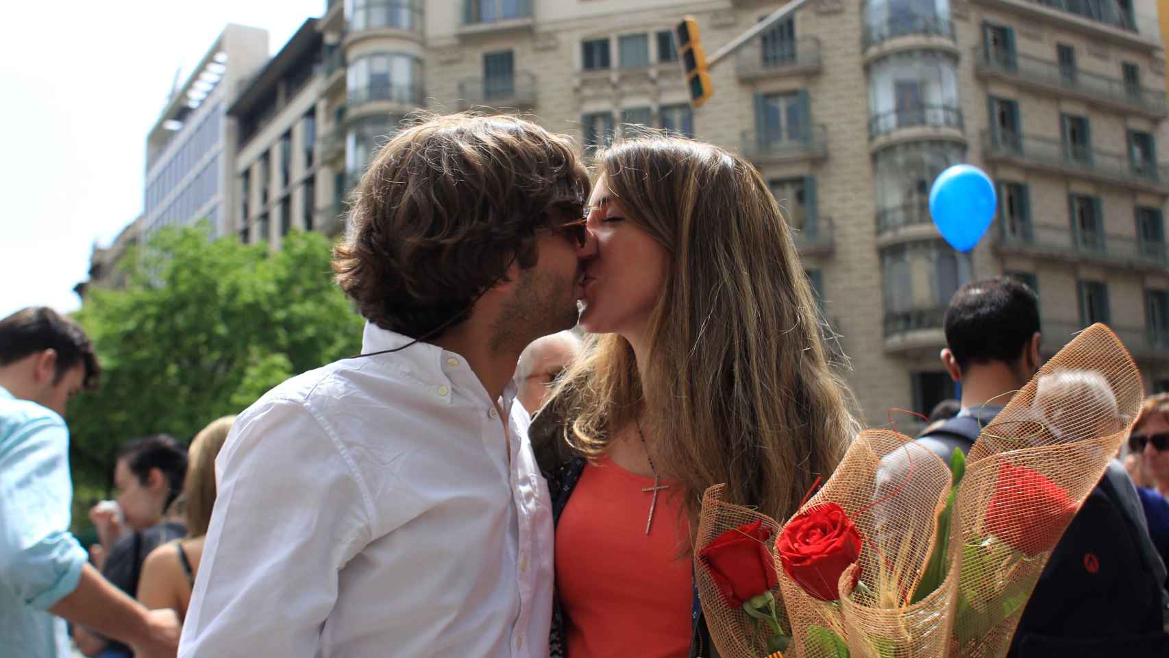 Una pareja celebrando Sant Jordi en Rambla Catalunya | HUGO FERNÁNDEZ