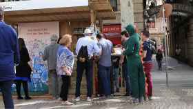 El 'dragón' de los 'comuns' que repartía los puntos de libros con la nueva leyenda de Sant Jordi, con dragones convertidos en buitres y 'lobbies' / HUGO FERNÁNDEZ