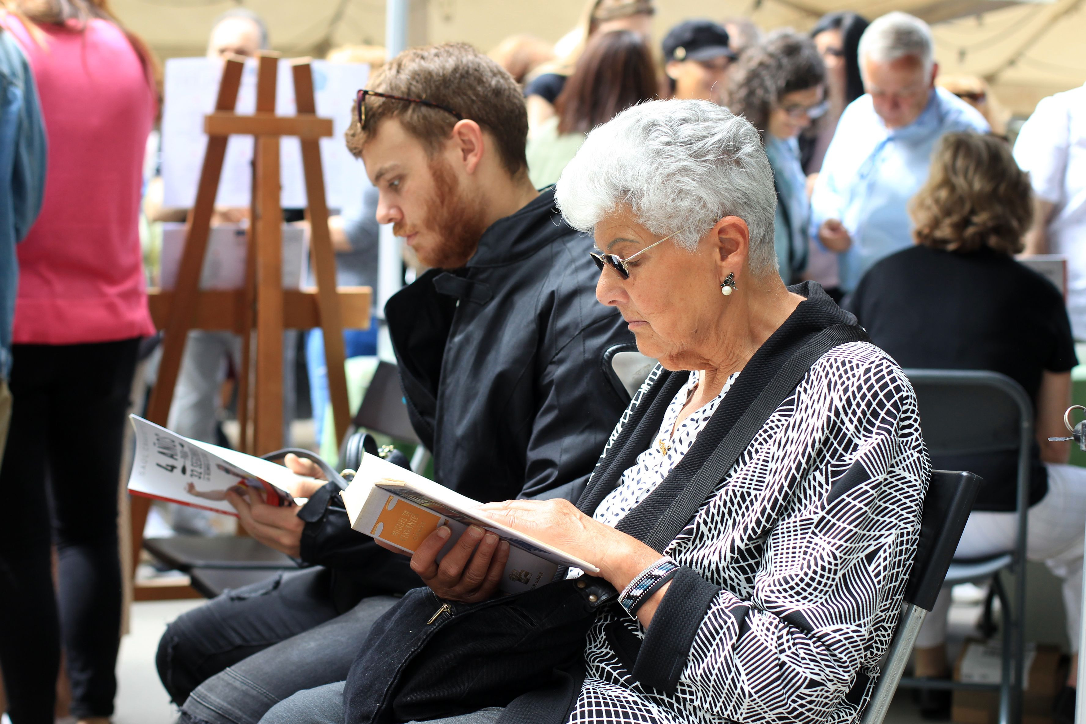 Una señora y un hombre leyendo libros en Sant Jordi | HUGO FERNÁNDEZ