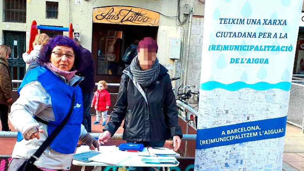 Àngels Tomàs, consejera por Barcelona en Comú, participó en la recogida de firmas  de la multiconsulta / CRÓNICA GLOBAL