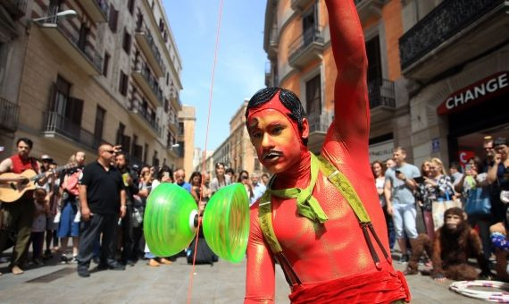 El número de diábolo en el Portal de l'Àngel | HUGO FERNÁNDEZ