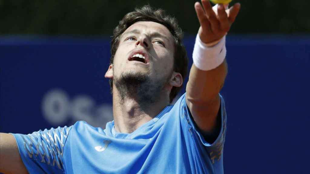 En el Barcelona Open Banc Sabadell-Trofeo Conde de Godó van a utilizarse, durante toda la semana, unas 8.000 pelotas como la que, en la imagen, está a punto de golpear