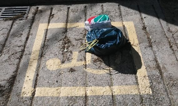 Los vecinos dejan basura en su plaza de aparcamiento de discapacitado