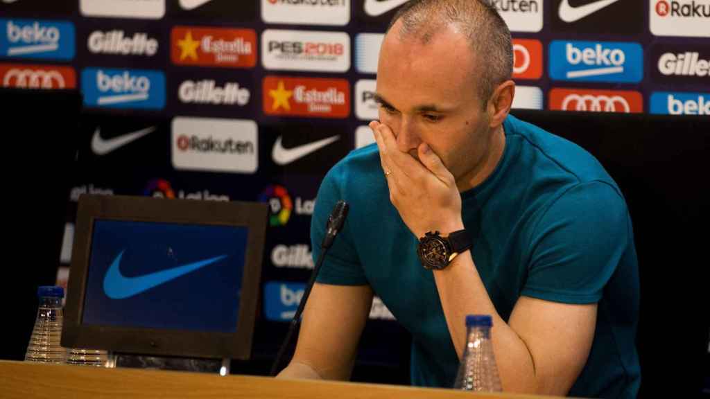 Andrés Iniesta no ha podido contener las lágrimas en su despedida / EFE/ENRIC FONTCUBERTA