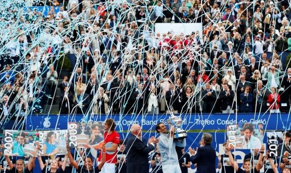 Nadal celebra por todo lo alto su nuevo título en la pista central / EFE