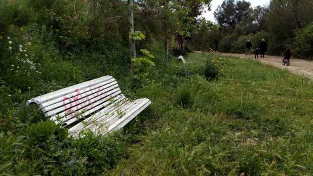 Bancos abandonados en el Parc de la Creueta del Coll