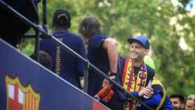 Jasper Cillessen bebiendo agua en la rúa de campeones del FCBarcelona / HUGO FERNÁNDEZ