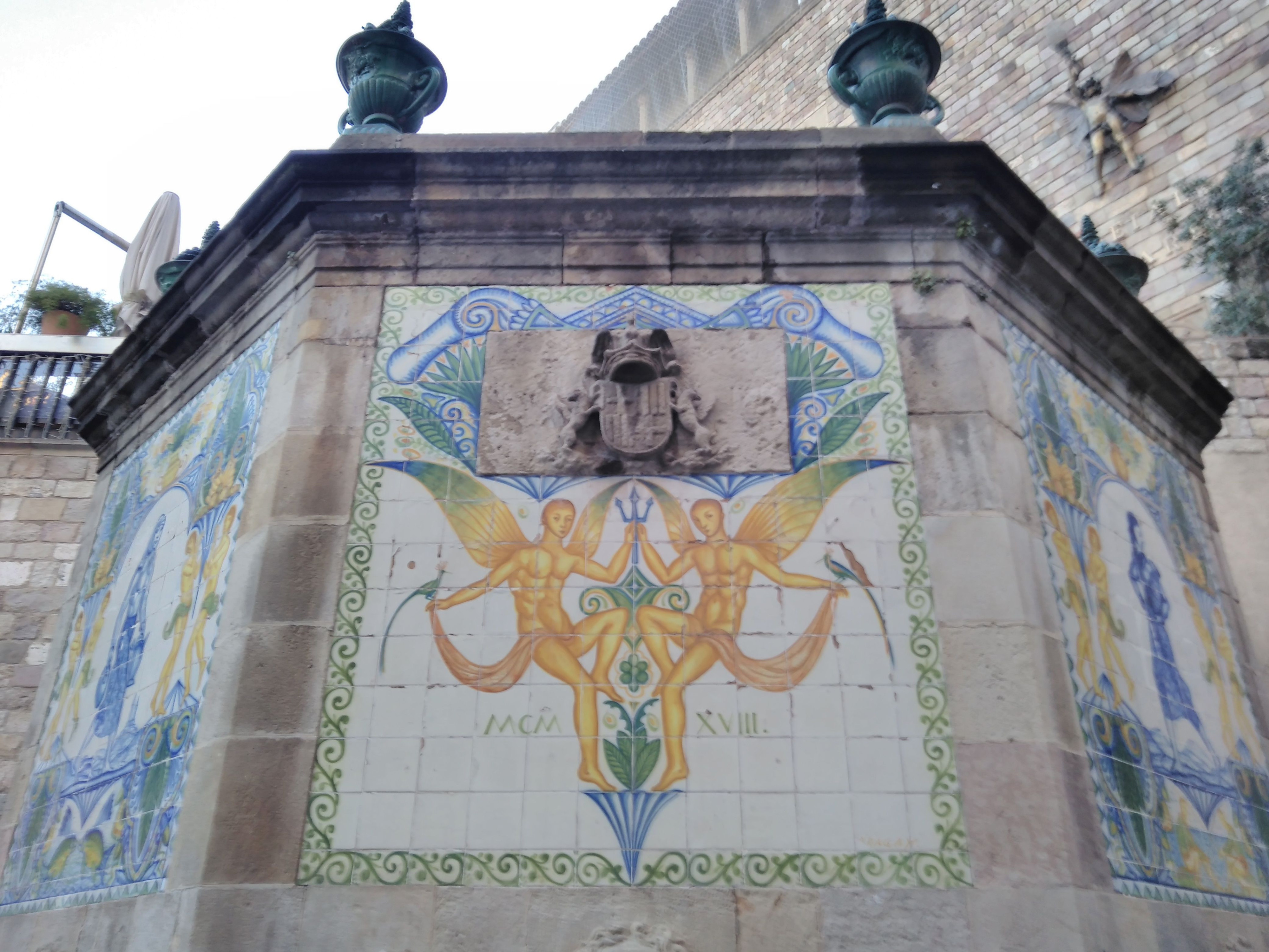 Detalle de una de las cerámicas de la fuente de Santa Anna, obra de Aragay / AJUNTAMENT DE BARCELONA