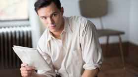 Nicholas Hoult en el papel de J.D. Salinger