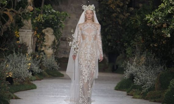 Un momento durante el desfile nupcial de Reem Acra en Barcelona | FIRA BARCELONA