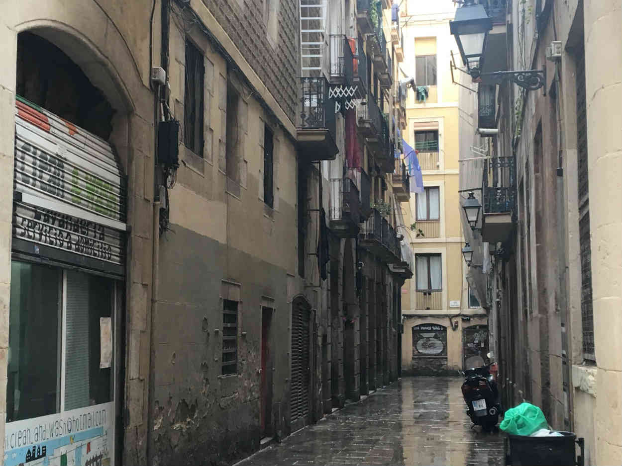 Los vecinos del Raval denuncian la proliferación de narcopisos en sus calles