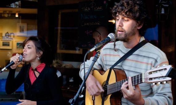 Arroyito Dúo tocando en Villa La Angostura, Argentina / ARROYITO DÚO