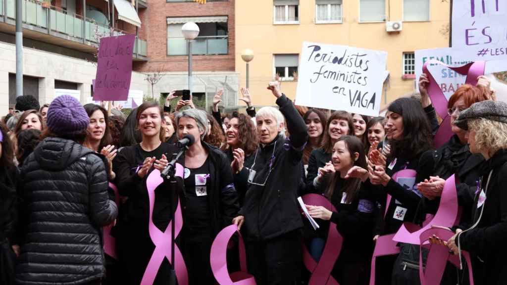 Periodistas durante la huelga del 8M en Barcelona | HUGO FERNÁNDEZ