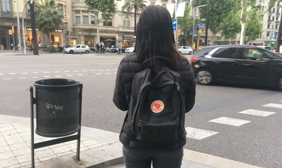 Una joven con la mochila esperando en un semáforo | P.B.