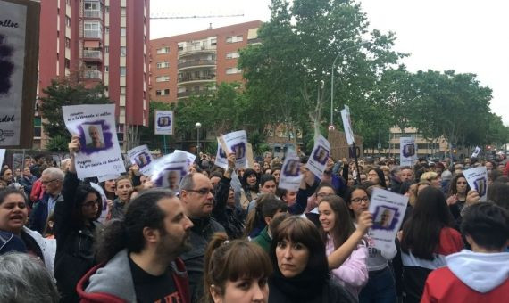 Los vecinos de La Verneda han salido a manifestarse a la calle / A.FERNÁNDEZ