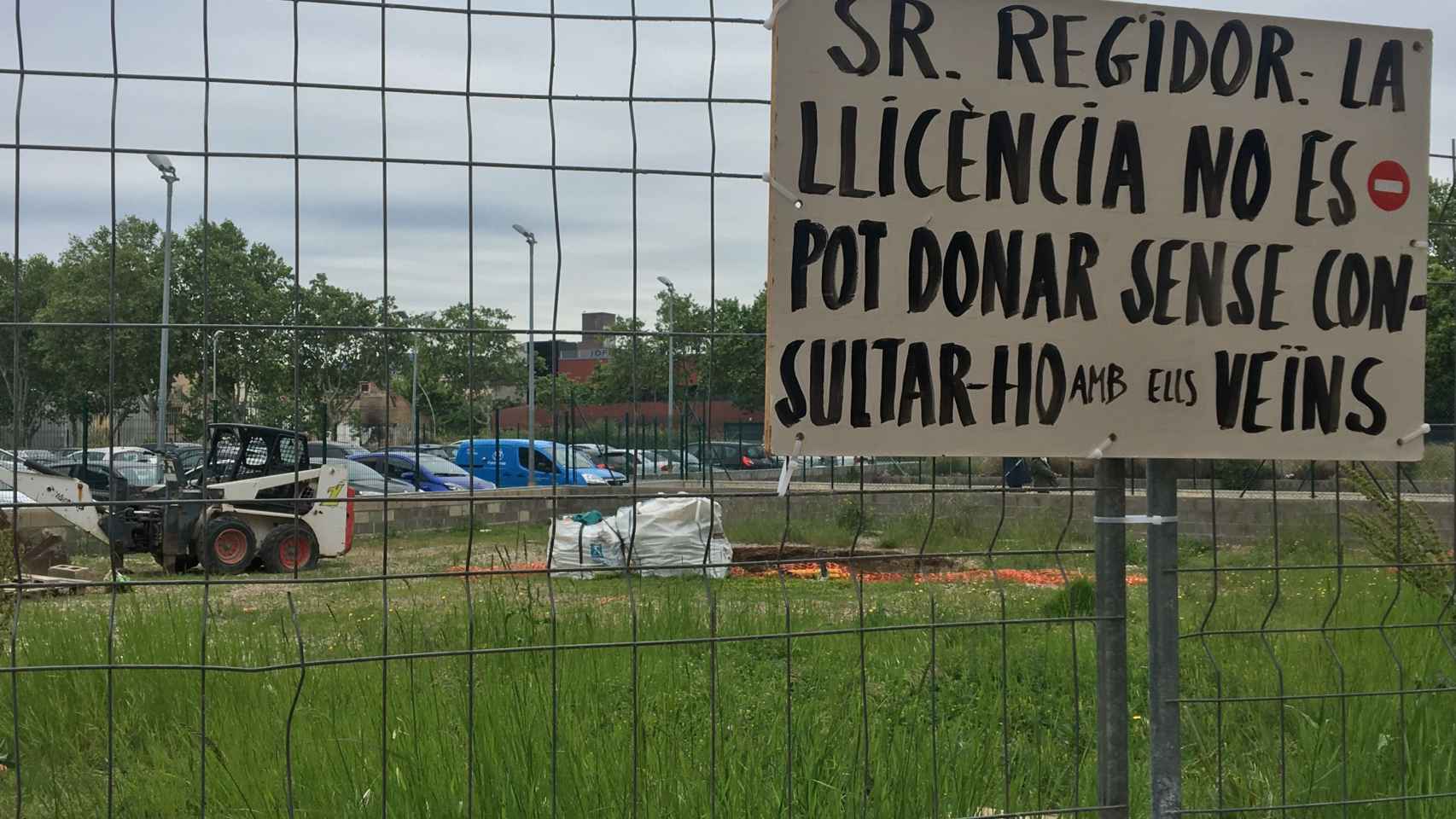 Los vecinos han colocado pancartas en contra de la gasolinera del barrio del Maresme en el perímetro de la futura instalación coincidiendo con el inicio de las obras / CARLOS