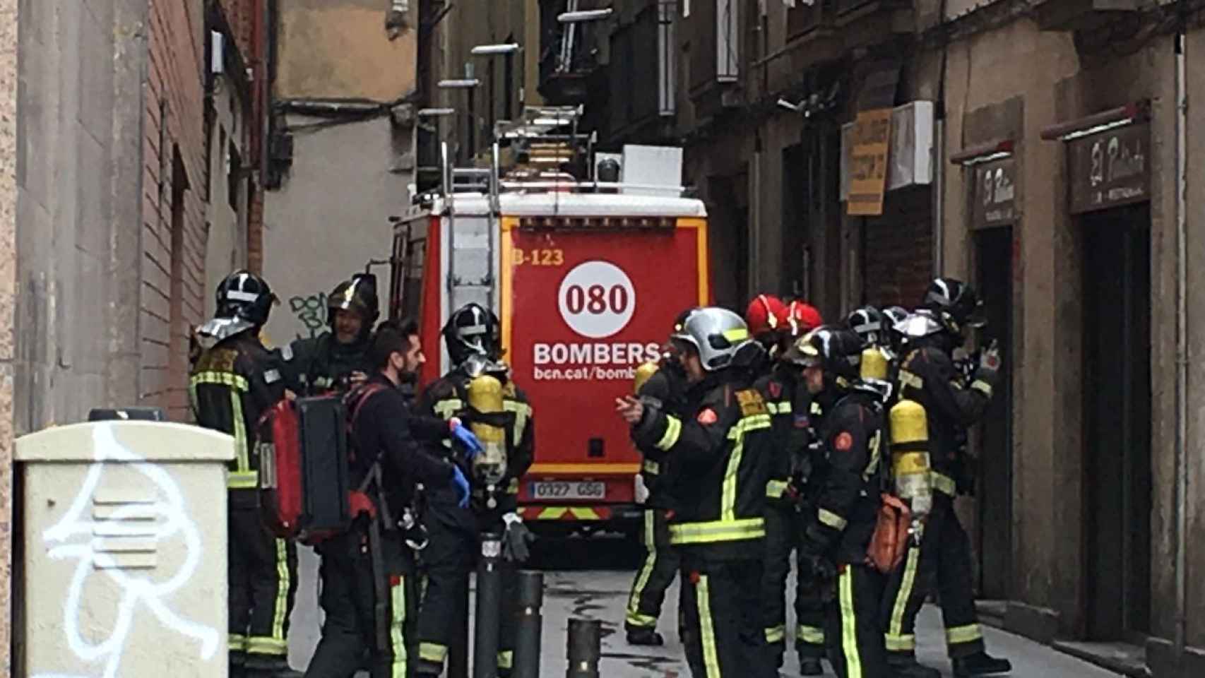 Los bomberos han acudido rápidamente a sofocar el incendio en la entrada colindante al restaurante 'El Piolindo' / MIKI