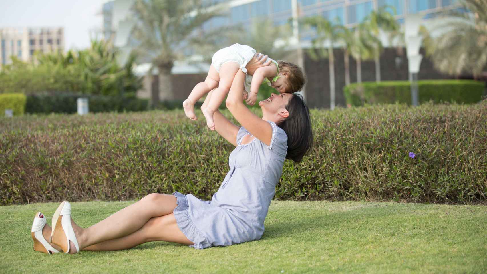 Madre jugando con su hijo en el cesped