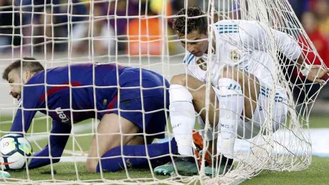 El clásico en el que 'no se juegan nada' acabó siendo un partido caliente, en el que hubo de todo e imágenes tan curiosas como esta, en la que Cristiano