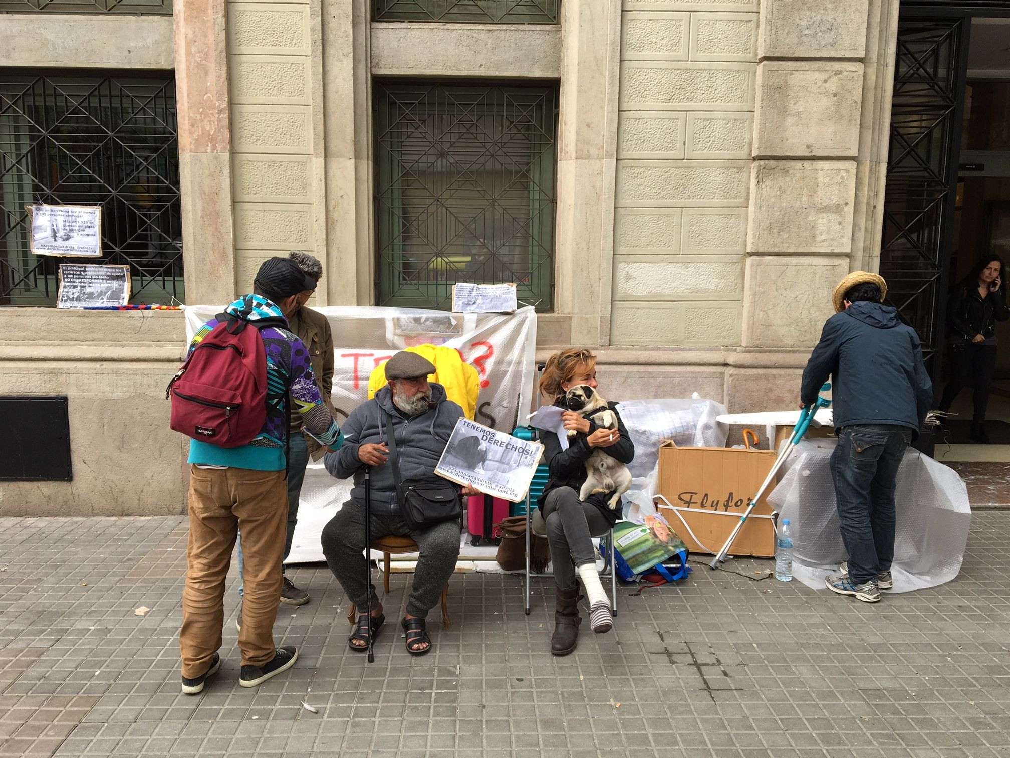 Un grupo de sintecho junto a la sede de la síndica de greuges, hace unos días / JORDI SUBIRANA