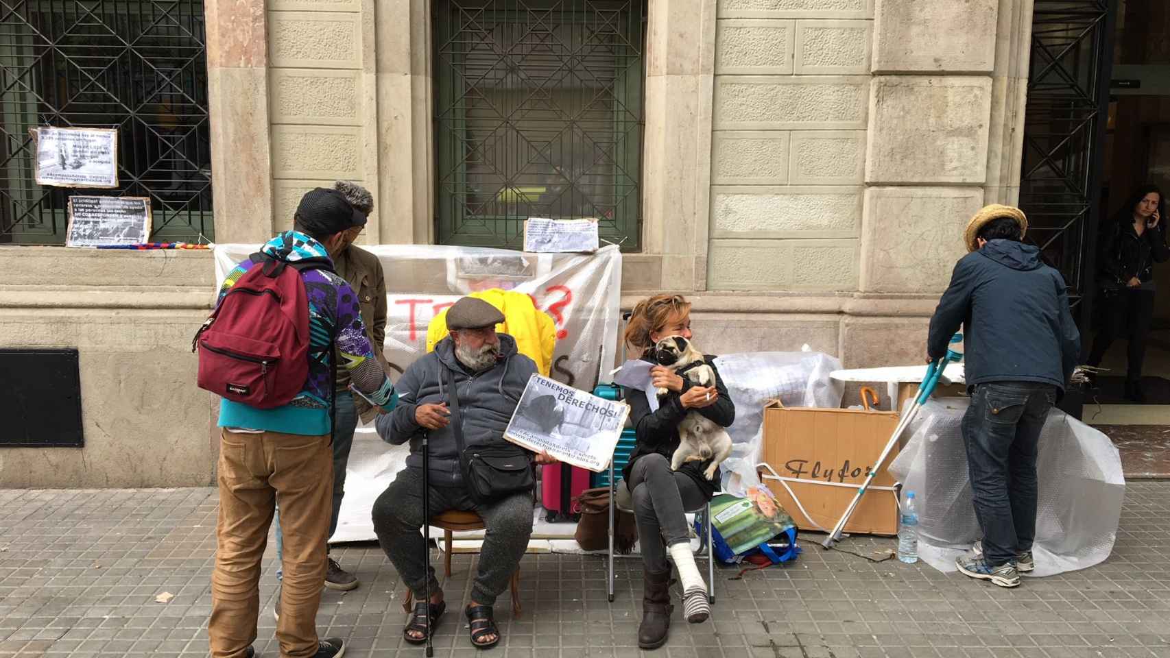 Cinco personas sintecho acampan en la puerta de la síndica de greuges de BCN, este lunes por la mañana / JORDI SUBIRANA