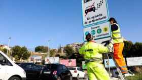 Atasco de tráfico en uno de los accesos a Barcelona el día en que se señalizó la zona de bajas emisiones por contaminación / AMB