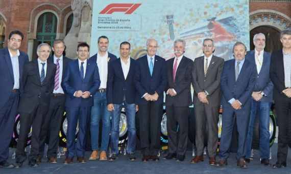 Joan Fonseré, quinto por la izquierda, lució el lazo amarillo en la presentación del GP de España