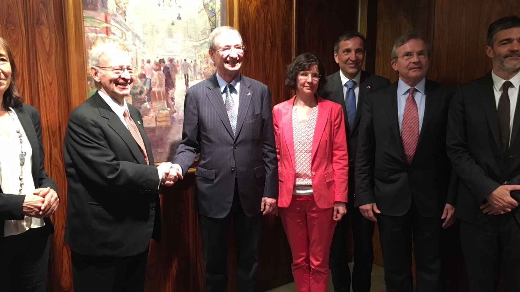 Miquel Valls (izq.), presidente de la Cambra de Comerç y del BCD, estrechando la mano a Christoph Leitl, presidente de la Cámara de Austria, tras la firma del acuerdo /